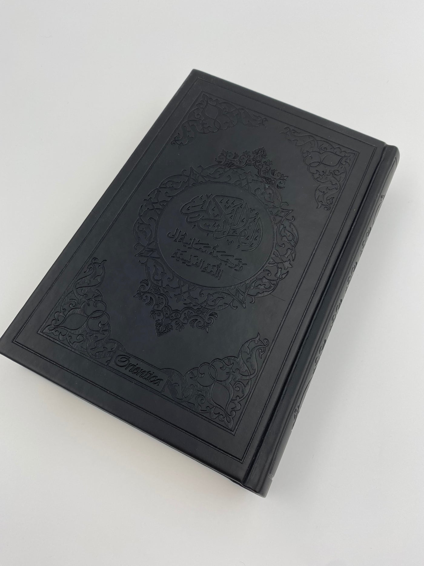 Der Edle Koran und die französische Übersetzung seiner schwarzen Bedeutungen